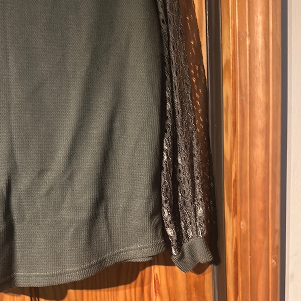 Green Lace Sleeve Blouse - Picture 5 of 5